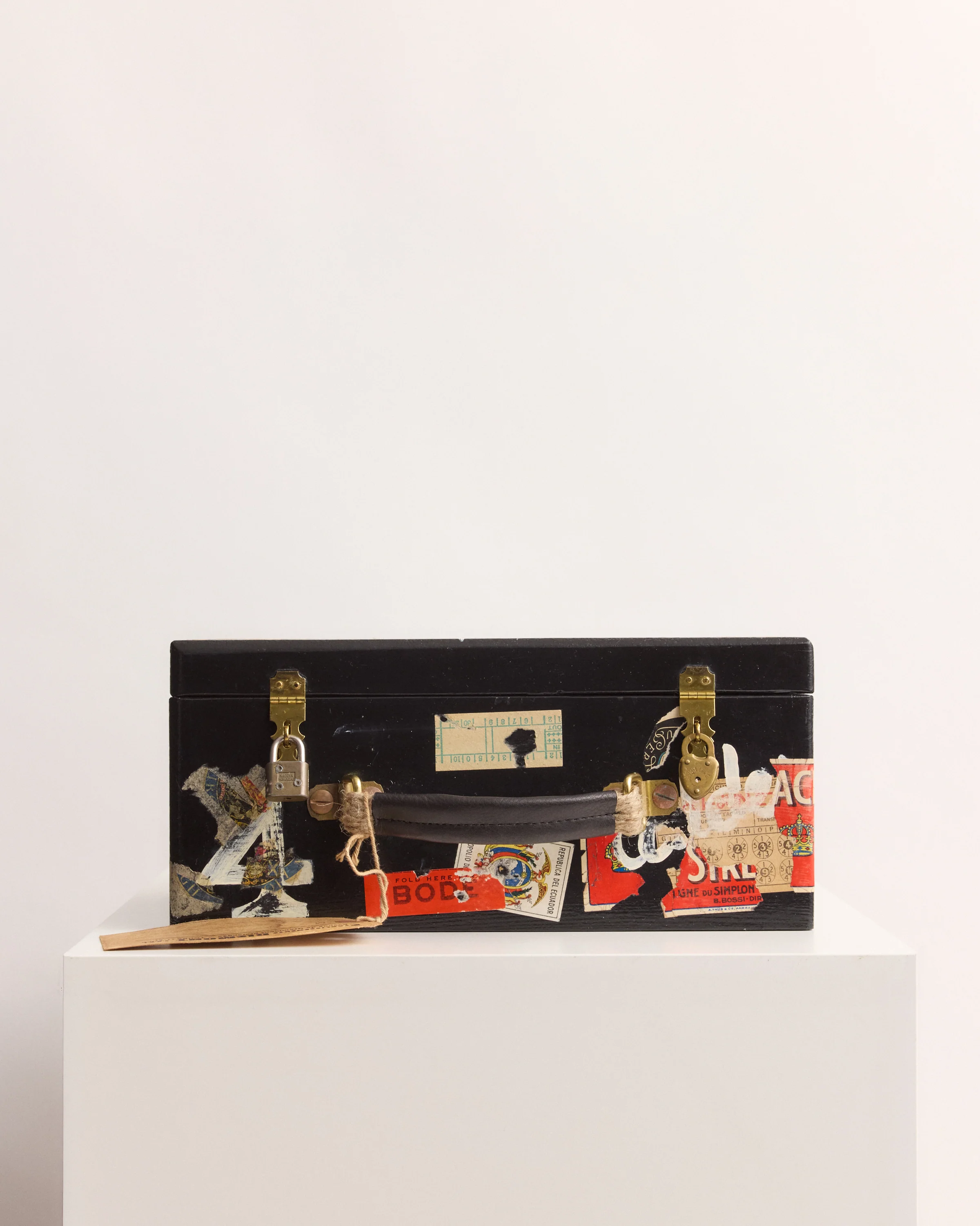 Calder Suitcase Box - Image 4